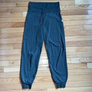 Vuori olive green joggers size XS
